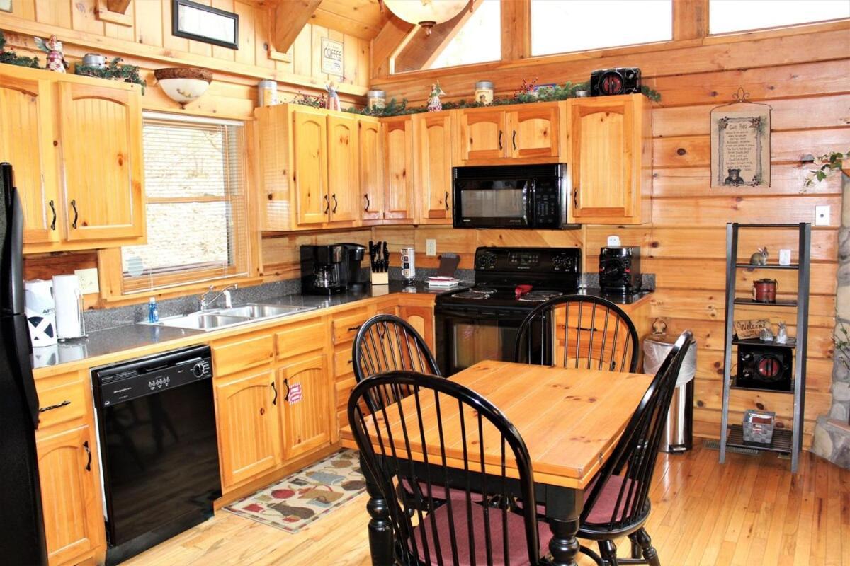 Mountain Joy -Private Treehouse Style Cabin That Sleeps 4-Free Tickets Gatlinburg Ngoại thất bức ảnh