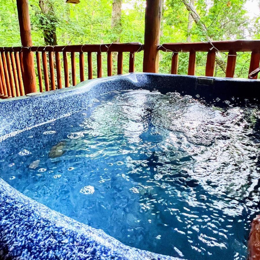 Mountain Joy -Private Treehouse Style Cabin That Sleeps 4-Free Tickets Gatlinburg Ngoại thất bức ảnh